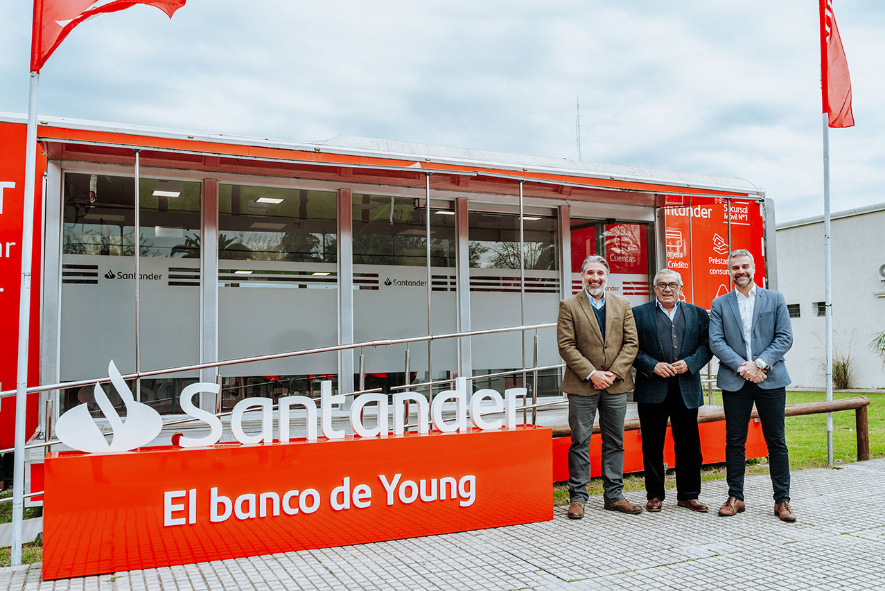 Santander instaló en Young una de sus sucursales móviles 