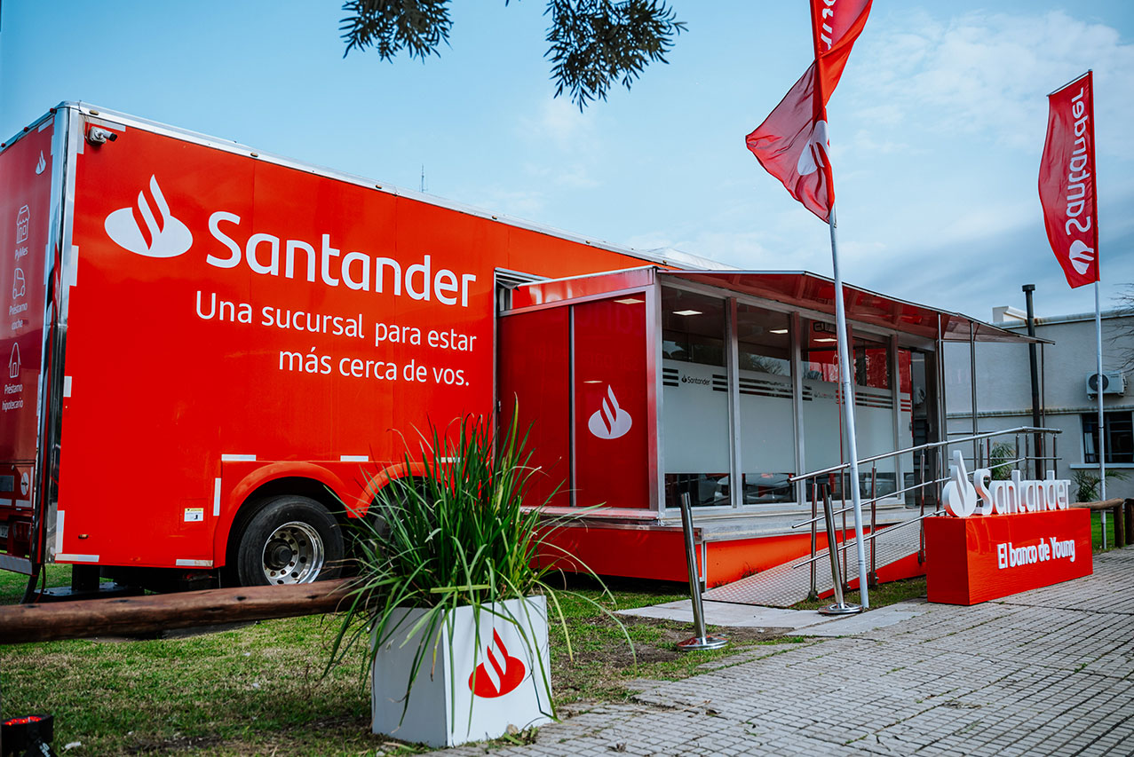 Santander instaló en Young una de sus sucursales móviles 