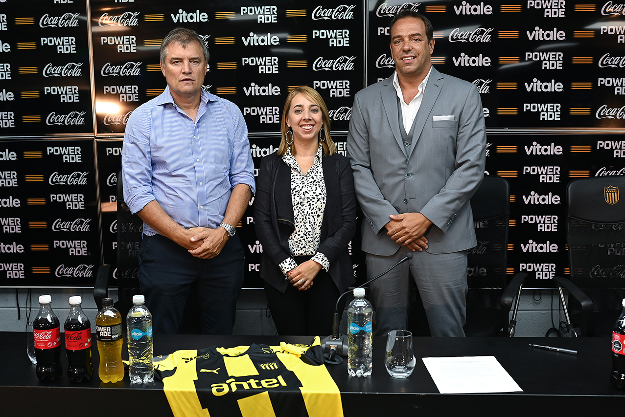 Coca-Cola FEMSA selló alianza con el Club Atlético Peñarol 