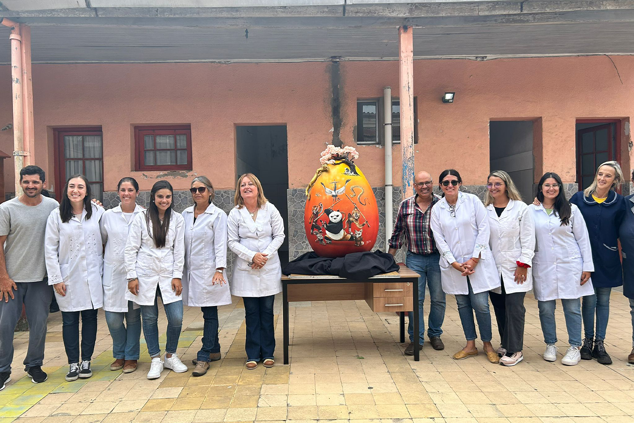 Enjoy Punta del Este entregó huevo de Pascua de 100 kilos a la Escuela 6 y al Jardín 83 de Pan de Azúcar 