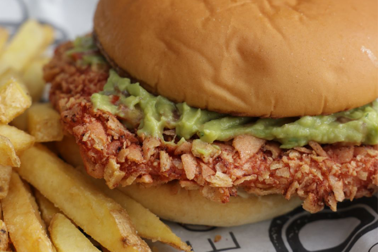 Takis y Burger Time fusionaron sus sabores para crear dos exclusivas hamburguesas 