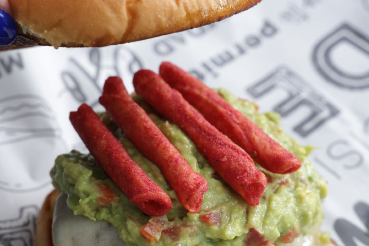 Takis y Burger Time fusionaron sus sabores para crear dos exclusivas hamburguesas 