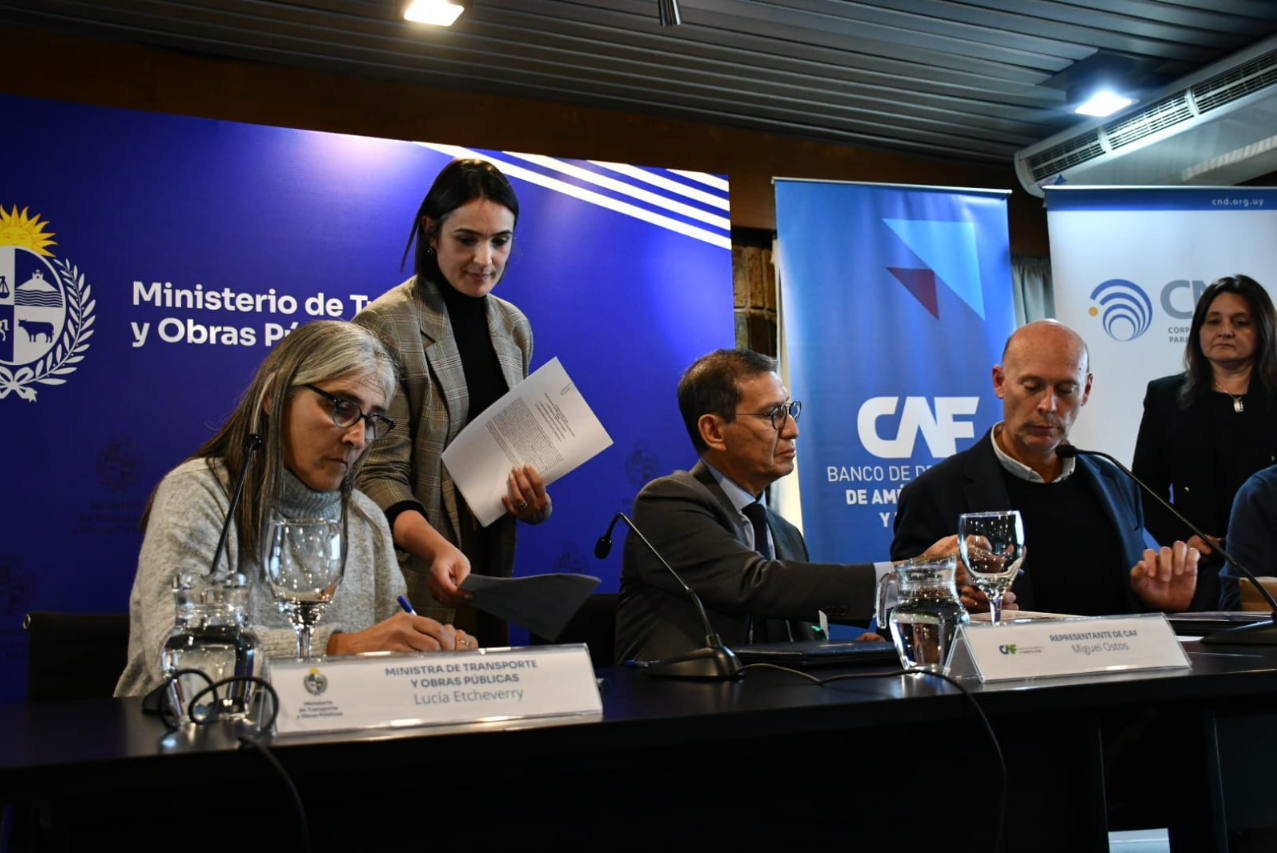 CAF firmó convenio con MTOP y CND para la elaboración de un Plan Maestro de Transporte Ferroviario 