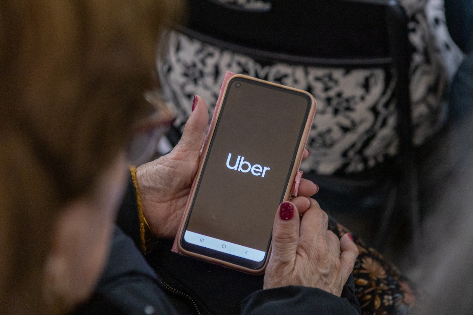 Llega Uber Seniors a Uruguay para facilitar los viajes de los adultos mayores  