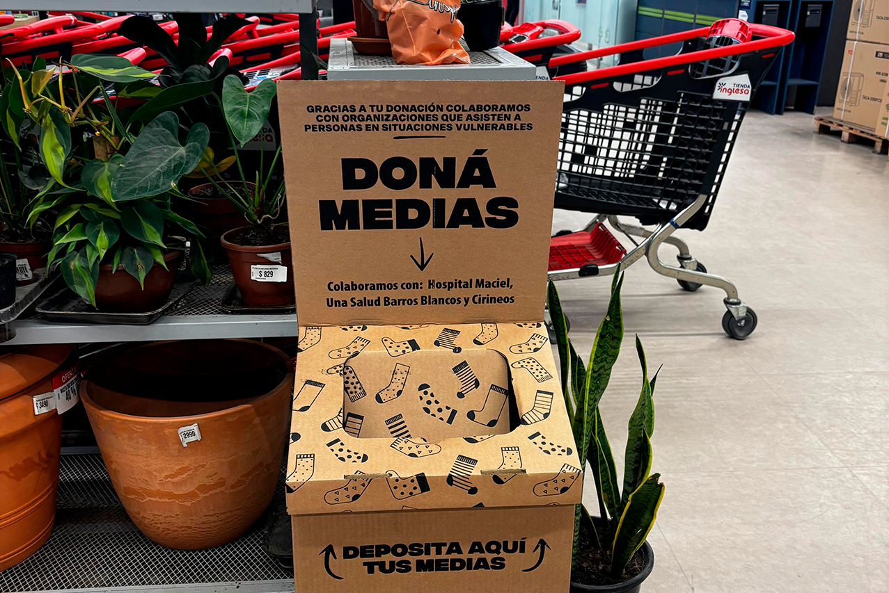 Tienda Inglesa invita a sus clientes a donar medias a través de la campaña “Media Pila” 