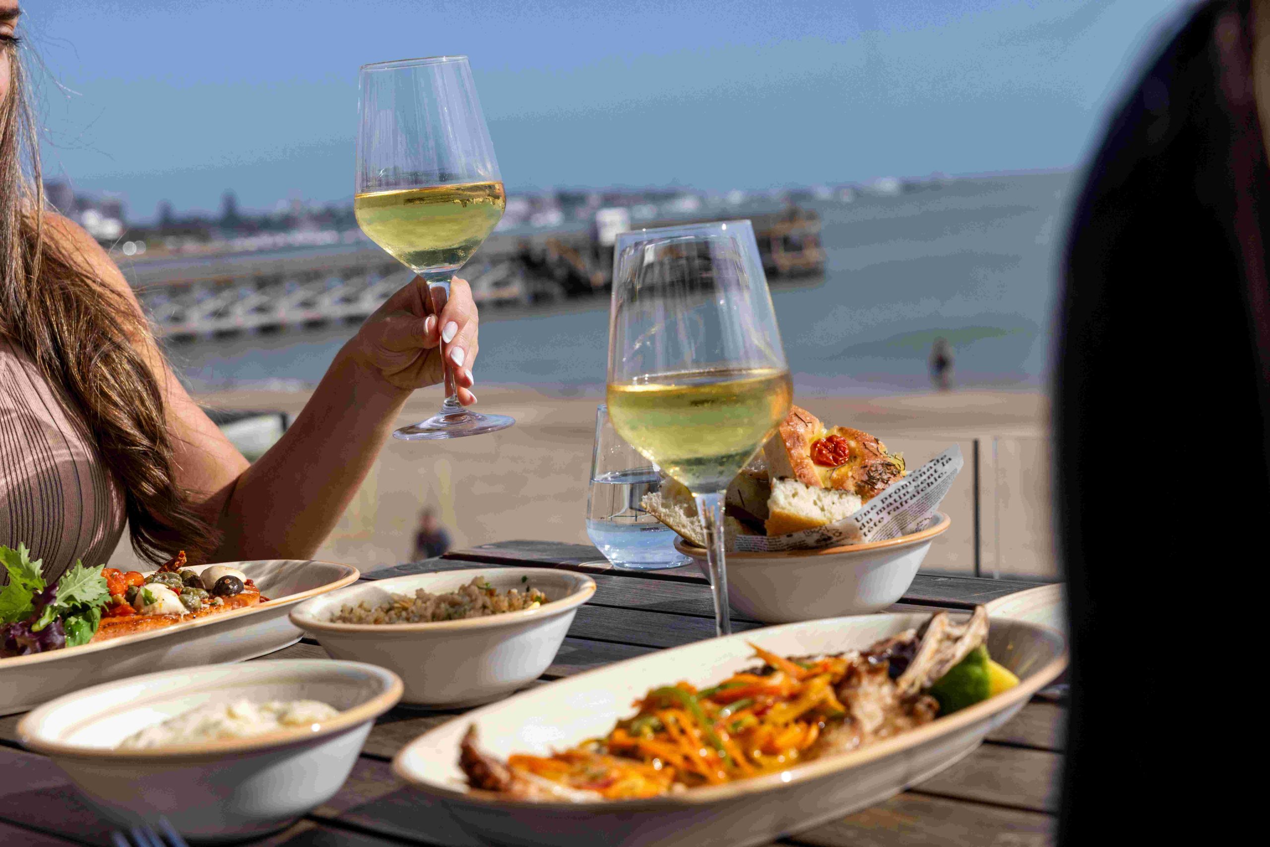 Octubre en Enjoy Punta del Este: humor, sunsets y gastronomía con beneficios especiales 