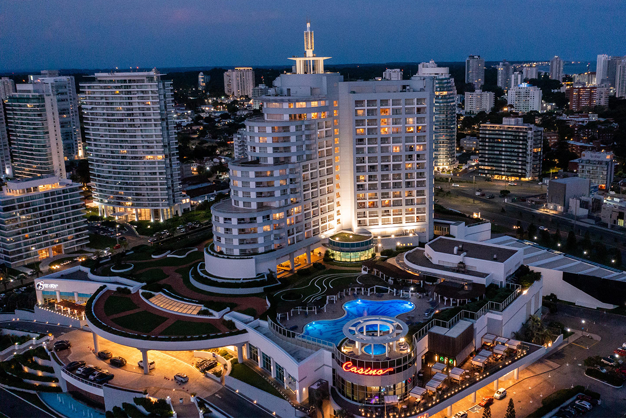 Octubre en Enjoy Punta del Este: humor, sunsets y gastronomía con beneficios especiales 