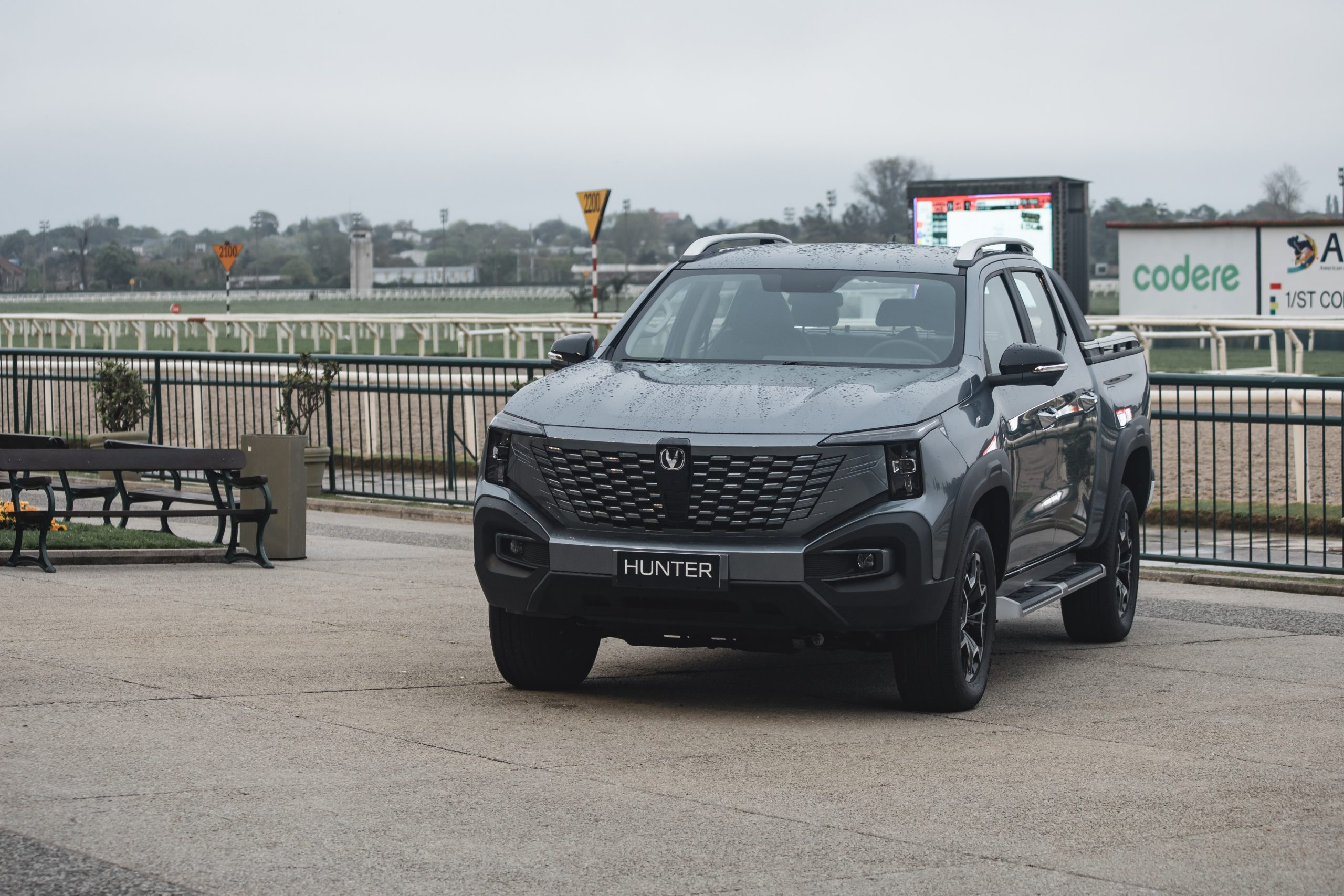 Changan presentó su nueva doble cabina Hunter híbrida enchufable en Uruguay 