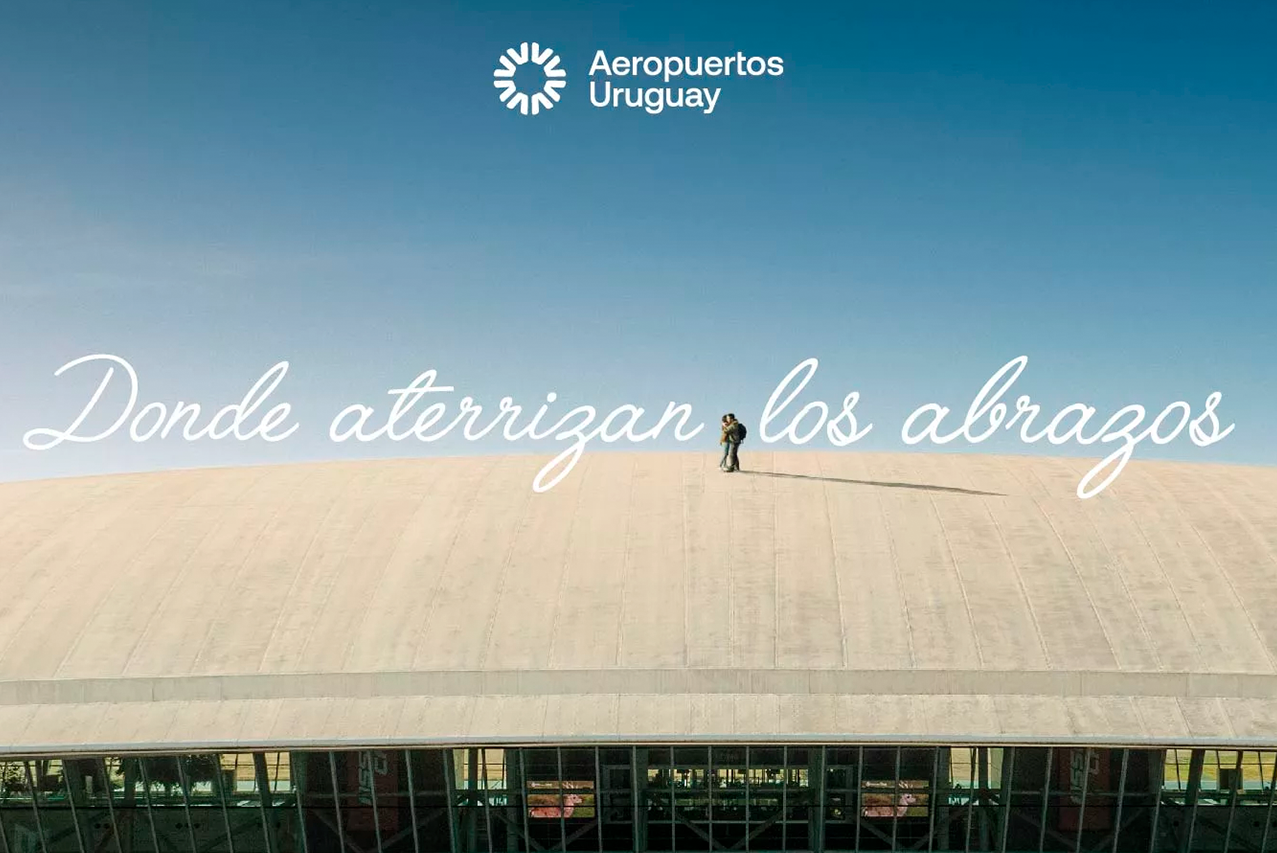 Campaña de Navidad de Aeropuertos Uruguay llega con un abrazo en el icónico techo del Aeropuerto de Carrasco 
