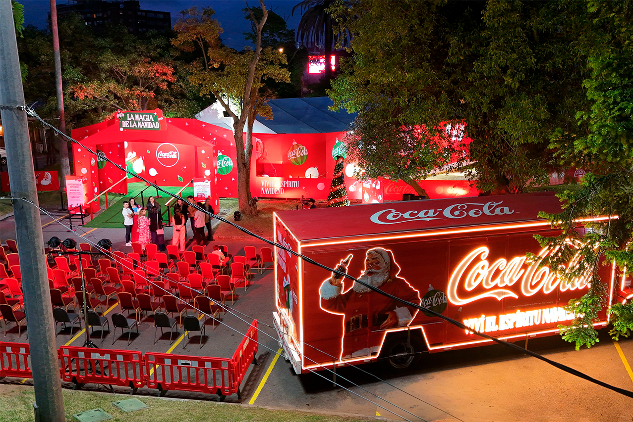 Coca-Cola acompaña la temporada navideña con la campaña ‘Toma una Coca-Cola. Vive el espíritu navideño’, llena de momentos inspiradores y experiencias atractivas 