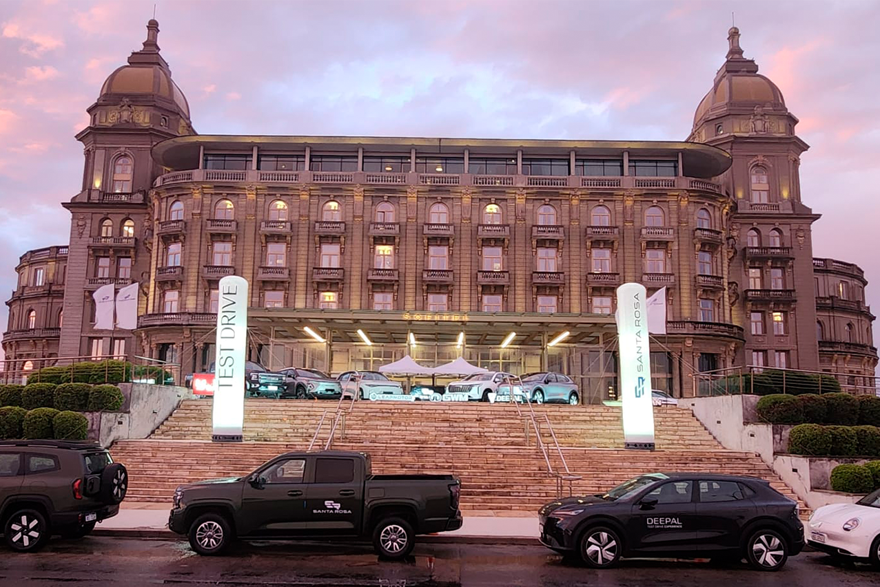 Santa Rosa realizó test drives de sus modelos eléctricos e híbridos enchufables en Sofitel 