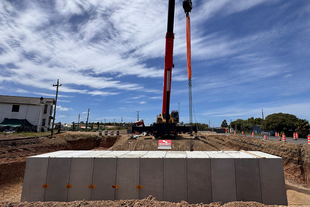 Schmidt montó un túnel peatonal de 20 metros en 12 horas con su sistema de hormigón premoldeado 