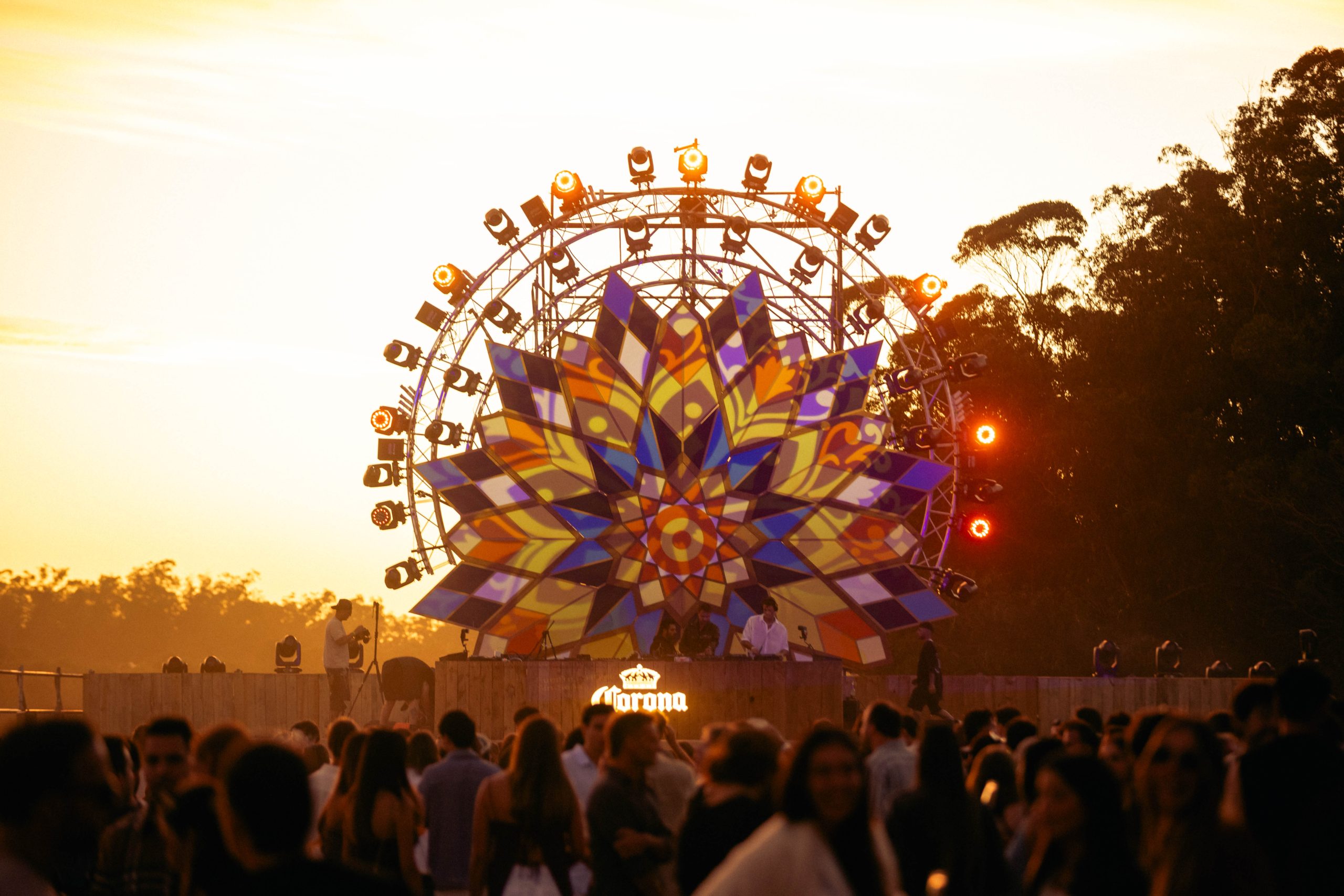 Corona festejó sus 100 años en el Corona Sunset 2026 