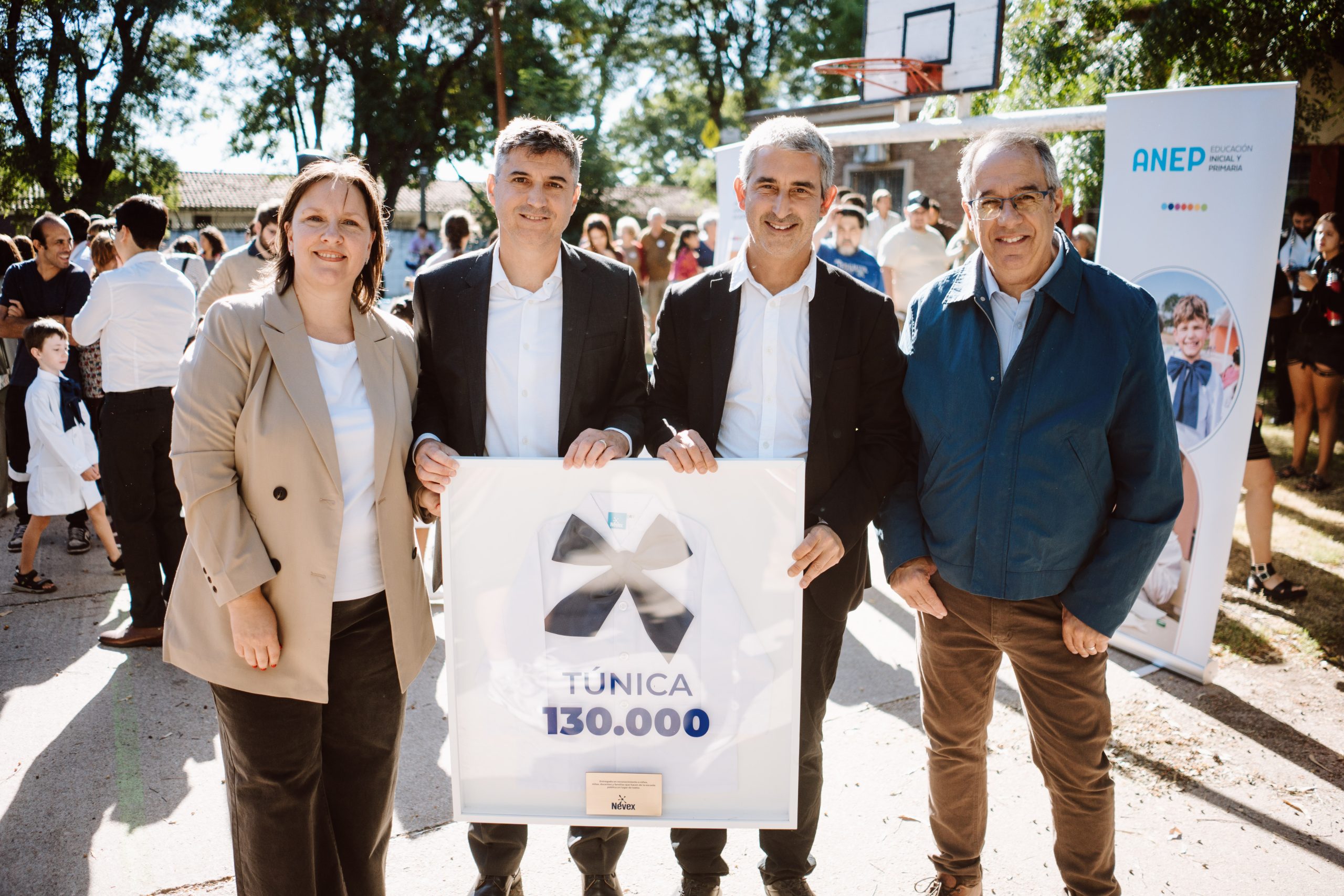 Nevex celebra un nuevo comienzo de clases con la entrega de 5.000 túnicas escolares 