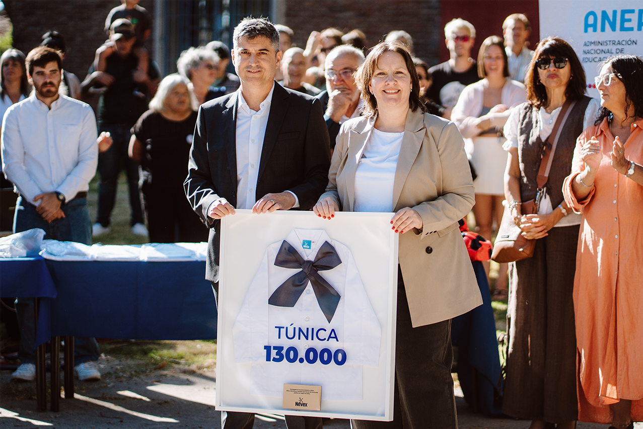Nevex celebra un nuevo comienzo de clases con la entrega de 5.000 túnicas escolares 
