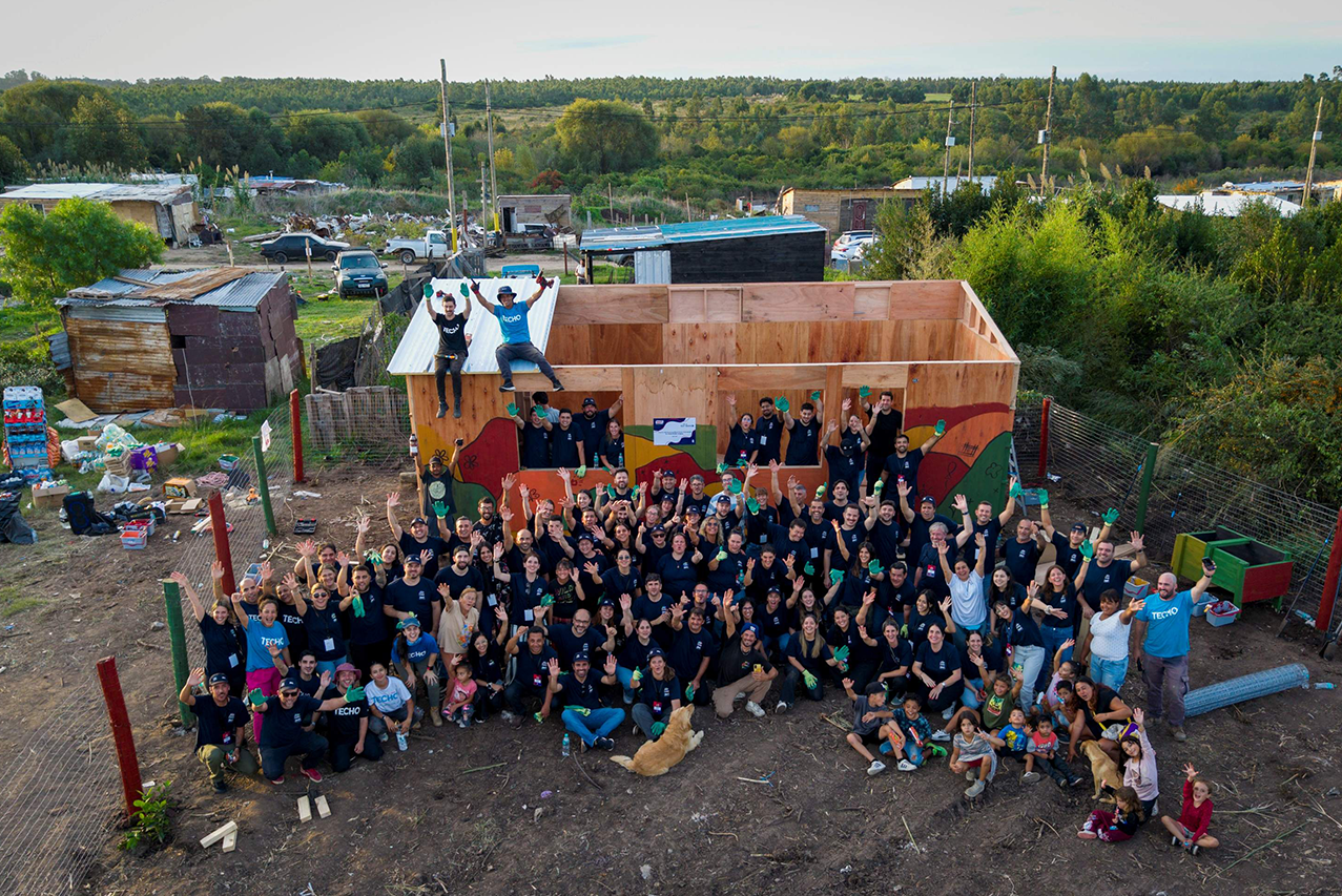 Bimbo construye un merendero comunitario junto a Techo en su 20° aniversario en Uruguay 