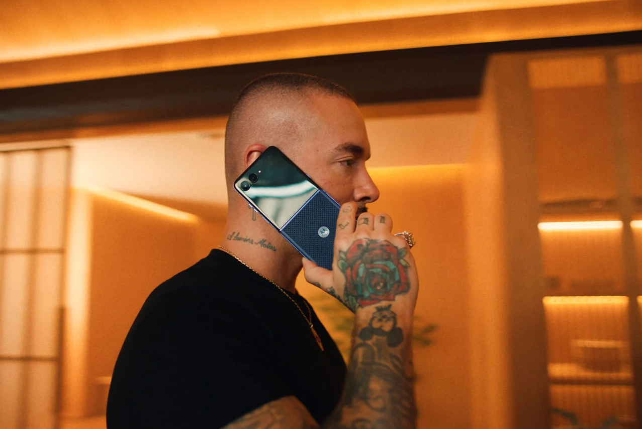 Motorola estrena “Jugamos”, su campaña mundial de fútbol protagonizada por J Balvin 