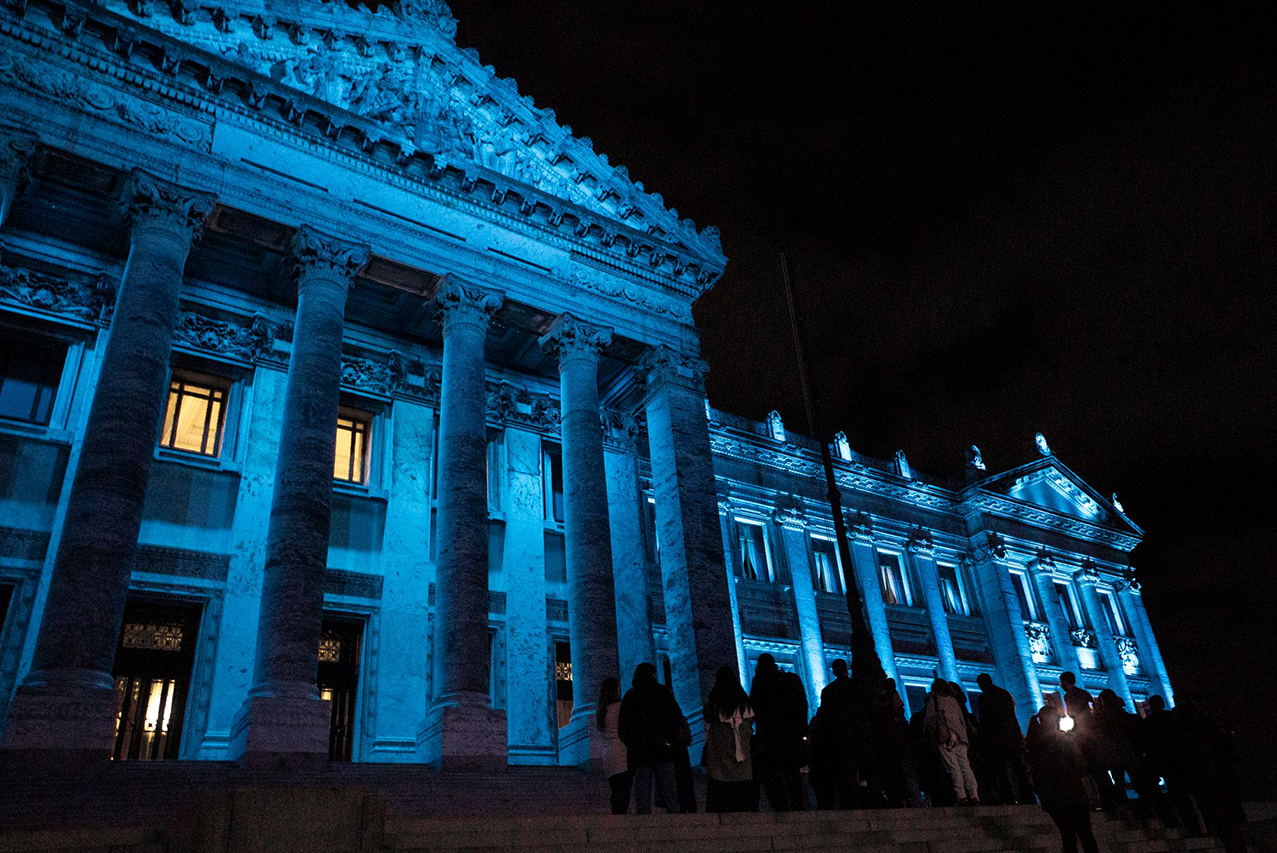 Fundación Canguro iluminó de celeste el Palacio Legislativo 
